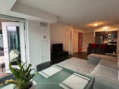 835-525 Wilson St, Toronto, ON - Indoor Photo Showing Living Room