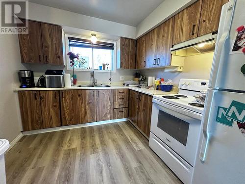 240 Spieker Avenue, Tumbler Ridge, BC - Indoor Photo Showing Kitchen With Double Sink