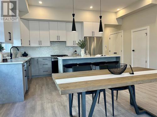 2177 Aberdeen Street, Kelowna, BC - Indoor Photo Showing Kitchen With Upgraded Kitchen