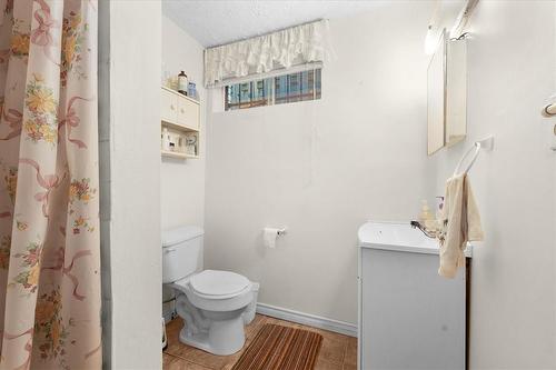 122 Glennie Avenue, Hamilton, ON - Indoor Photo Showing Bathroom
