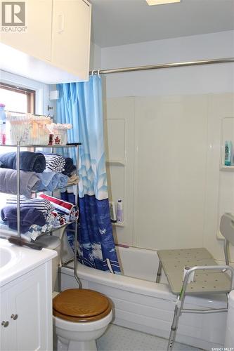 547 1St Street E, Shaunavon, SK - Indoor Photo Showing Bathroom