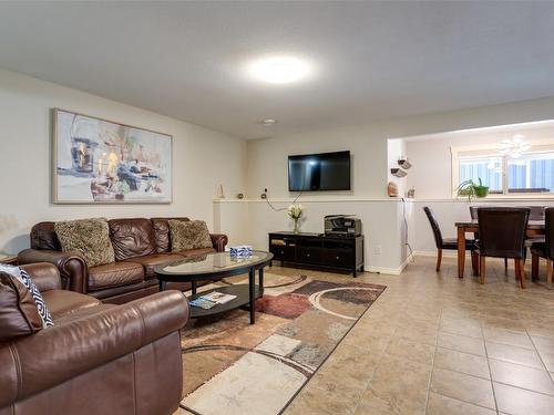 2841 Bentley Road, West Kelowna, BC - Indoor Photo Showing Living Room