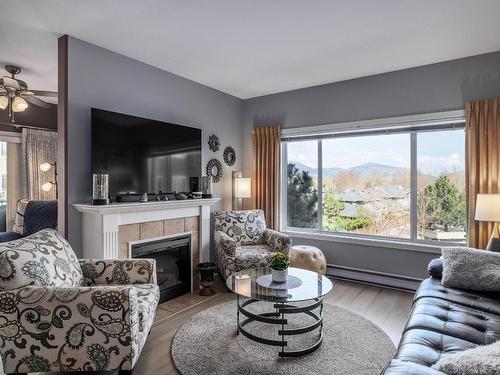 302-688 Lequime Road, Kelowna, BC - Indoor Photo Showing Living Room With Fireplace