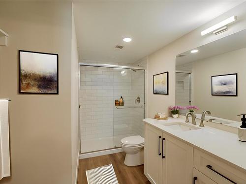 209-217 Elm Avenue, Penticton, BC - Indoor Photo Showing Bathroom