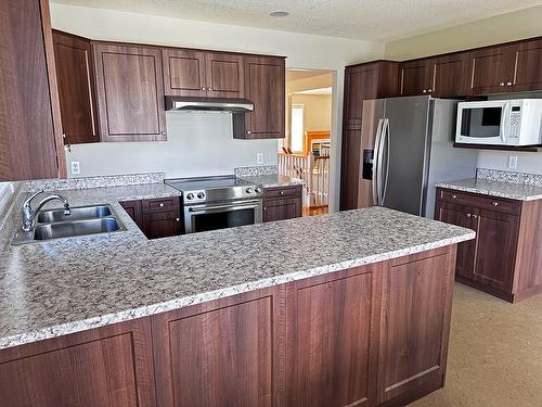 38-124 Sarsons Road, Vernon, BC - Indoor Photo Showing Kitchen With Double Sink