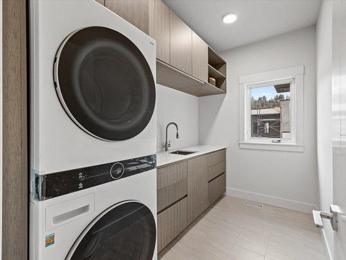 4619 Fordham Road, Kelowna, BC - Indoor Photo Showing Laundry Room