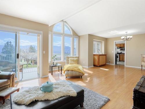 3350 Sundance Drive, West Kelowna, BC - Indoor Photo Showing Living Room