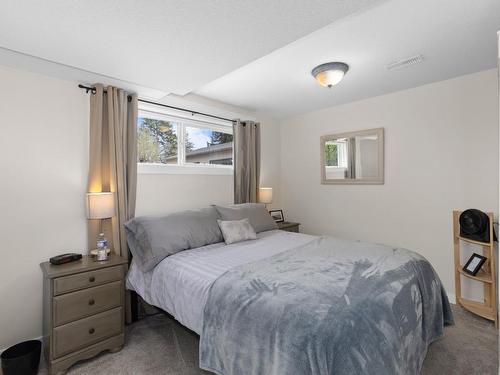 2401 Crestview Road, West Kelowna, BC - Indoor Photo Showing Bedroom
