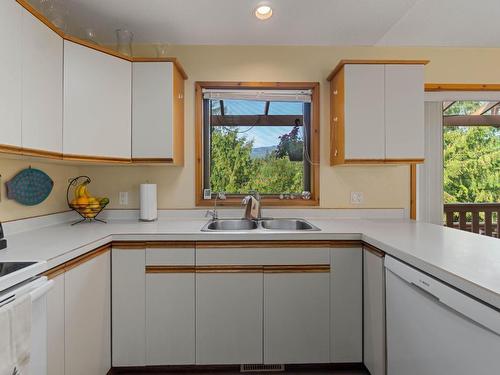 6305 Ranchero Drive, Salmon Arm, BC - Indoor Photo Showing Kitchen With Double Sink