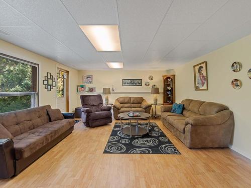 6305 Ranchero Drive, Salmon Arm, BC - Indoor Photo Showing Living Room