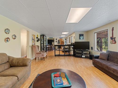 6305 Ranchero Drive, Salmon Arm, BC - Indoor Photo Showing Living Room