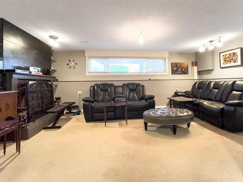 265 Gemini Road, Kelowna, BC - Indoor Photo Showing Living Room