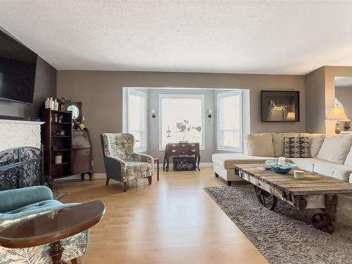 265 Gemini Road, Kelowna, BC - Indoor Photo Showing Living Room