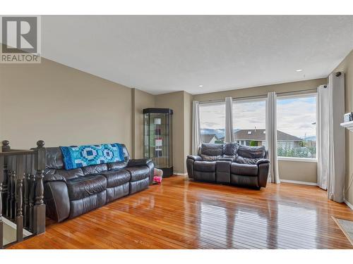 6725 Foothills Drive, Vernon, BC - Indoor Photo Showing Living Room