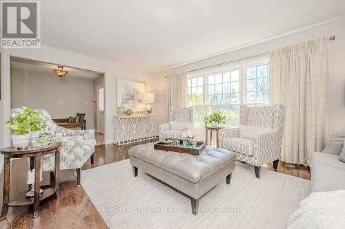 573 Barons Crt, Burlington, ON - Indoor Photo Showing Living Room