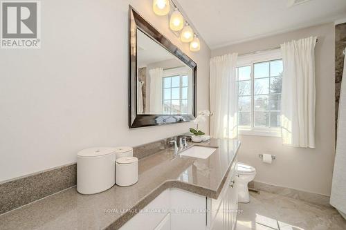 573 Barons Crt, Burlington, ON - Indoor Photo Showing Bathroom