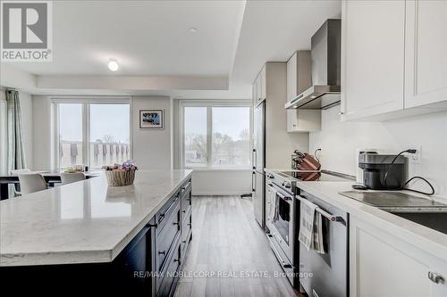 #116 -600 Alex Gardner Circ, Aurora, ON - Indoor Photo Showing Kitchen With Upgraded Kitchen