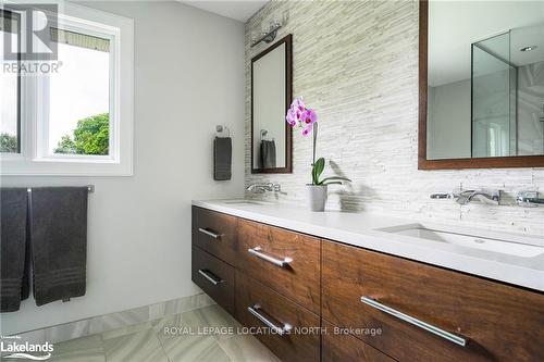 5 Blackburn Ave, Clearview, ON - Indoor Photo Showing Bathroom