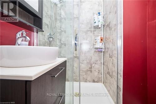 45 Pine Street N, Thorold, ON - Indoor Photo Showing Bathroom