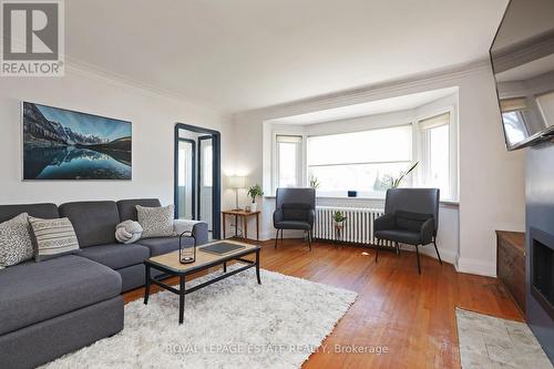 228 Glenwood Cres, Toronto, ON - Indoor Photo Showing Living Room