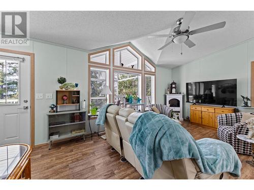 2715 Fraser Road, Anglemont, BC - Indoor Photo Showing Living Room