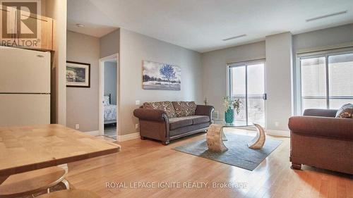 801 - 44 Bond Street W, Oshawa, ON - Indoor Photo Showing Living Room