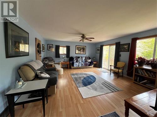 576 Mcvittie Road, Greater Sudbury, ON - Indoor Photo Showing Living Room