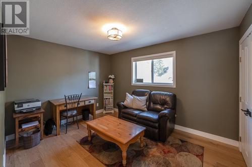 119 St Andrews Drive, Kaleden, BC - Indoor Photo Showing Living Room
