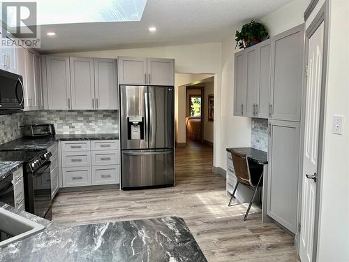 1448 Silver Sands Road, Sicamous, BC - Indoor Photo Showing Kitchen