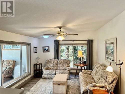 1448 Silver Sands Road, Sicamous, BC - Indoor Photo Showing Living Room
