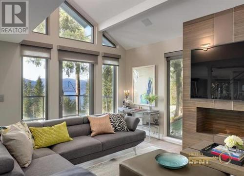 445 Mountain Drive, West Vancouver, BC - Indoor Photo Showing Living Room