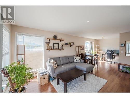 763 Government Street, Penticton, BC - Indoor Photo Showing Living Room