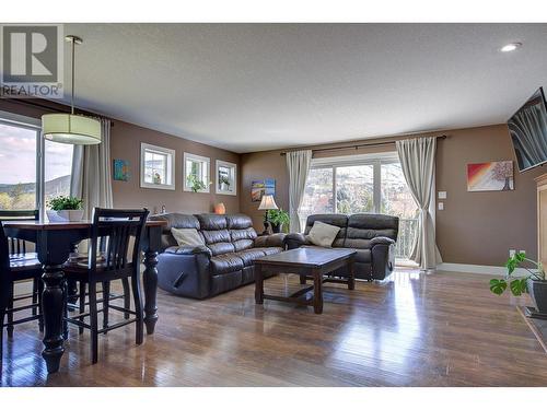 9823 Kinross Place, Coldstream, BC - Indoor Photo Showing Living Room
