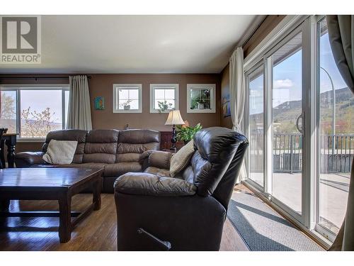 9823 Kinross Place, Coldstream, BC - Indoor Photo Showing Living Room