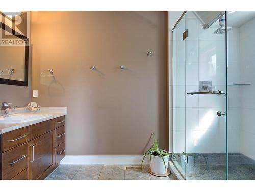 9823 Kinross Place, Coldstream, BC - Indoor Photo Showing Bathroom