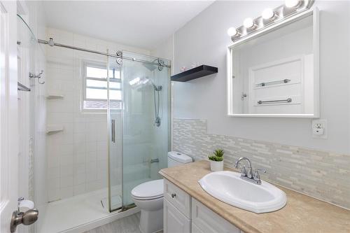 9 Hobart Crescent, Brantford, ON - Indoor Photo Showing Bathroom
