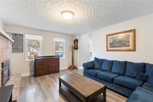 9 Hobart Crescent, Brantford, ON - Indoor Photo Showing Living Room