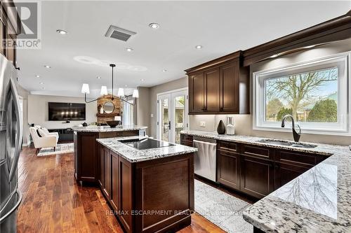 27 Meander Close, Hamilton, ON - Indoor Photo Showing Kitchen With Upgraded Kitchen