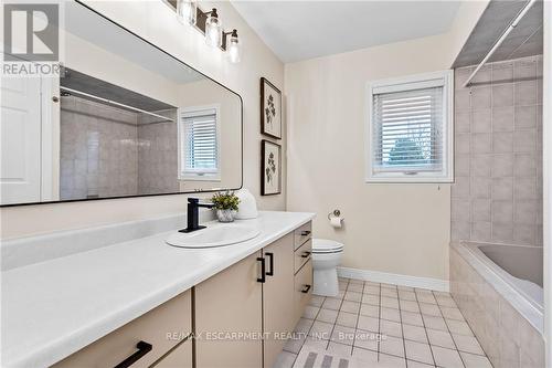 27 Meander Close, Hamilton, ON - Indoor Photo Showing Bathroom
