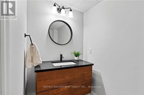 27 Meander Clse, Hamilton, ON - Indoor Photo Showing Bathroom