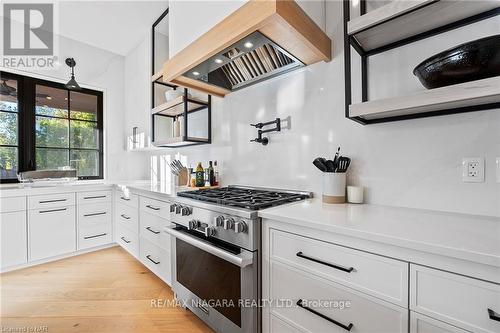 54 Bacon Lane, Pelham, ON - Indoor Photo Showing Kitchen With Upgraded Kitchen