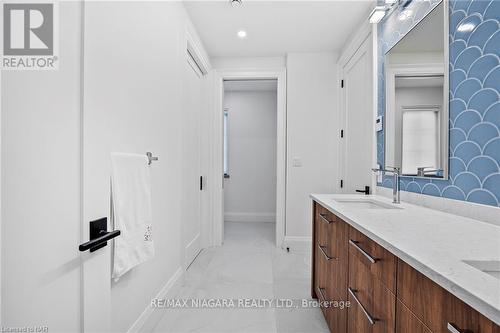 54 Bacon Lane, Pelham, ON - Indoor Photo Showing Bathroom