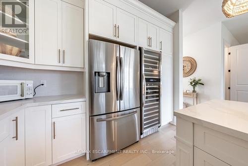 #2 -121 Fiddlers Green Rd, Hamilton, ON - Indoor Photo Showing Kitchen