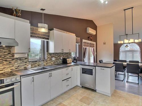 Overall view - 316 Rue Canadienne, Val-D'Or, QC - Indoor Photo Showing Kitchen With Double Sink