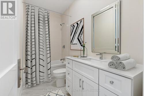 2044 Seabrook Dr, Oakville, ON - Indoor Photo Showing Bathroom
