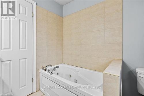 7063 Dirdene St, Niagara Falls, ON - Indoor Photo Showing Bathroom