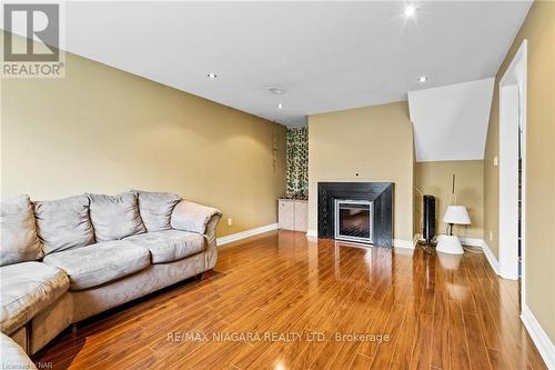 7063 Dirdene St, Niagara Falls, ON - Indoor Photo Showing Living Room With Fireplace