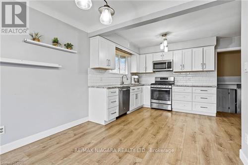 7063 Dirdene St, Niagara Falls, ON - Indoor Photo Showing Kitchen With Upgraded Kitchen