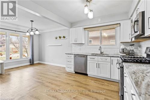 7063 Dirdene St, Niagara Falls, ON - Indoor Photo Showing Kitchen With Upgraded Kitchen