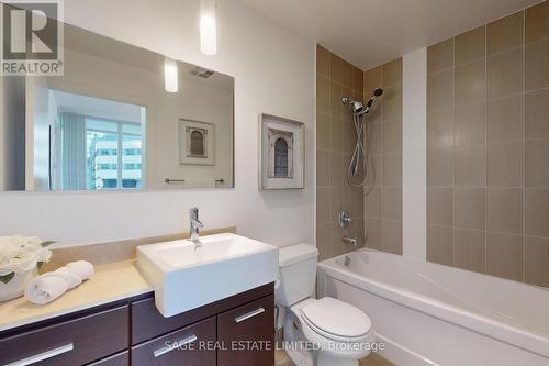 #402 -770 Bay St, Toronto, ON - Indoor Photo Showing Bathroom